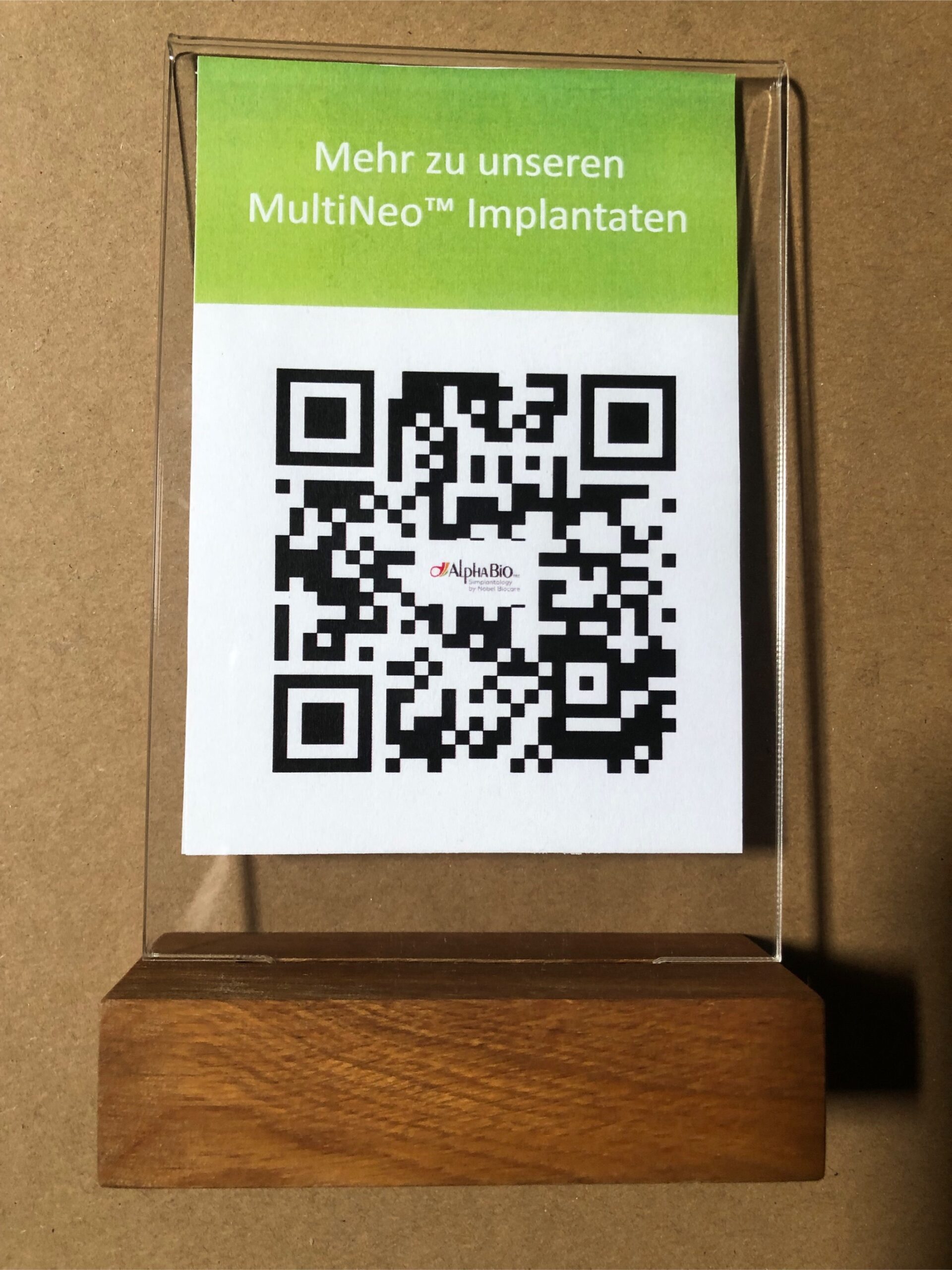 Tischaufsteller A6 mit Holzfuß glasklar