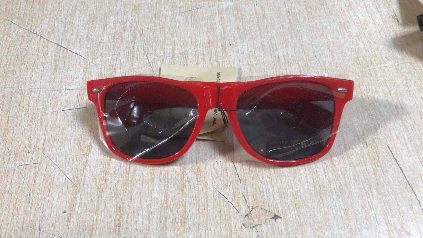 Sonnenbrille "rot" nur für Caren Kramer